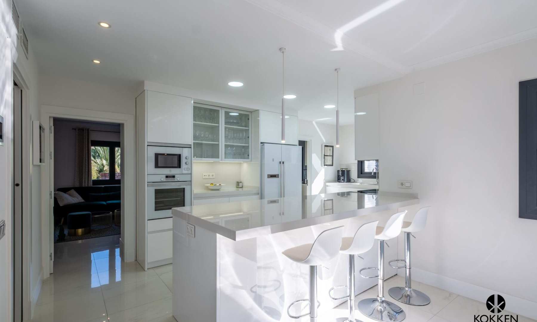 COCINAS-BLANCAS-QUE-ILUMINAN-TU-HOGAR-11-scaled