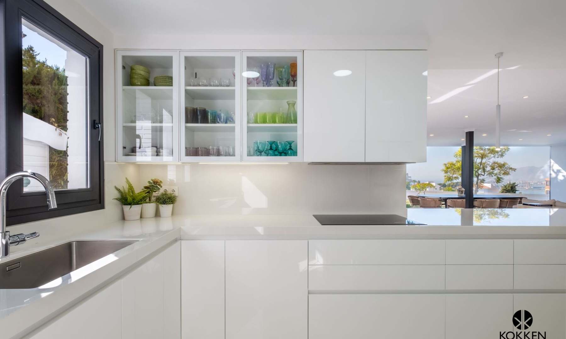COCINAS-BLANCAS-QUE-ILUMINAN-TU-HOGAR-14-scaled