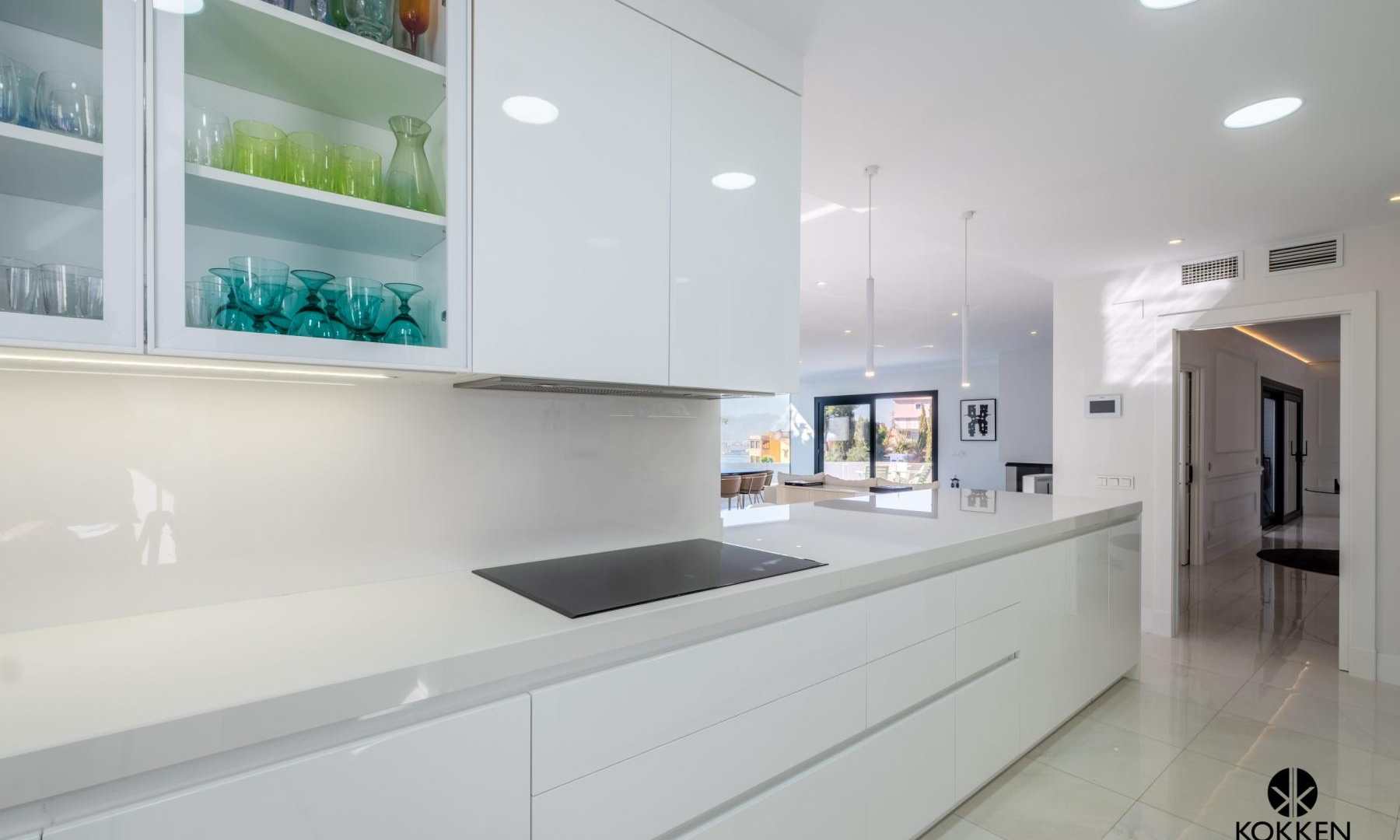COCINAS-BLANCAS-QUE-ILUMINAN-TU-HOGAR-17-scaled