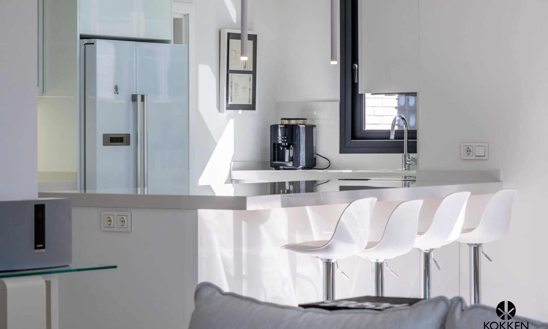 COCINAS-BLANCAS-QUE-ILUMINAN-TU-HOGAR-29-scaled