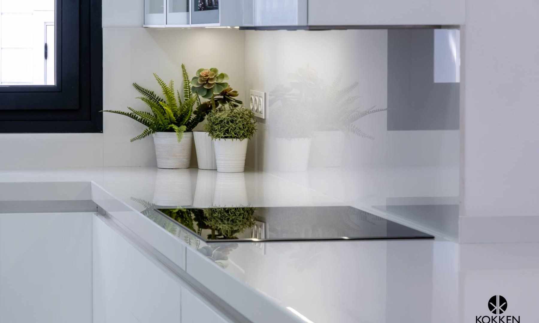 COCINAS-BLANCAS-QUE-ILUMINAN-TU-HOGAR-4-scaled